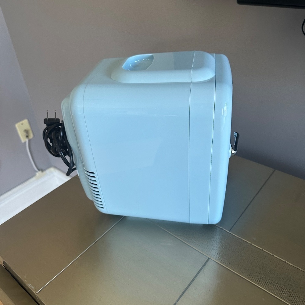 Mini fridge - Picture 4 of 8